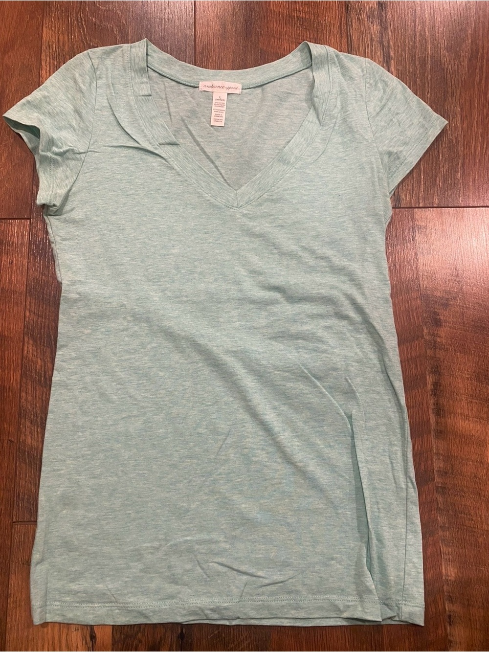 Ambiance Apparel mint V-Neck Women’s Tee size large